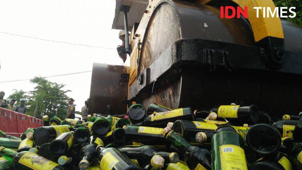 Sedikitnya 15 ribu botol minuman keras (miras) berbagai merek dimusnahkan tiga Polres di Pantura Barat Jawa Tengah, Kamis (19/12) pagi. IDN Times/Haikal Adithya