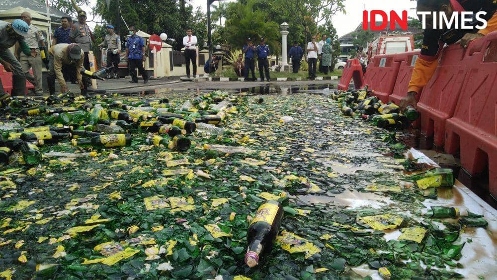 Sedikitnya 15 ribu botol minuman keras (miras) berbagai merek dimusnahkan tiga Polres di Pantura Barat Jawa Tengah, Kamis (19/12) pagi. IDN Times/Haikal Adithya