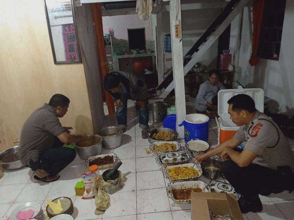 Anggota Polsek Marang, Pangkep, saat mengambil sampel makanan yang dikonsumsi warga / Polsek Marang