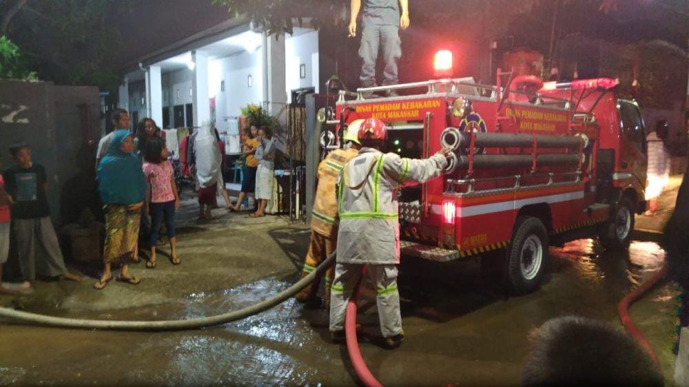 Damkar Makassar berupaya memadamkan dalam kebakaran di Jalan Regge 2, Kelurahan Rappokalling, Kecamatan Tallo, Makassar, Jumat (20/12) / Istimewa