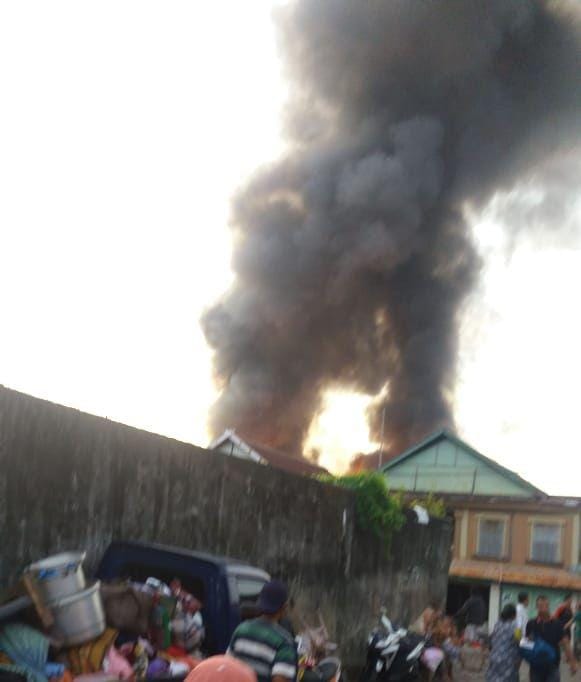 Damkar Makassar berupaya memadamkan dalam kebakaran di Jalan Regge 2, Kelurahan Rappokalling, Kecamatan Tallo, Makassar, Jumat (20/12) / Istimewa