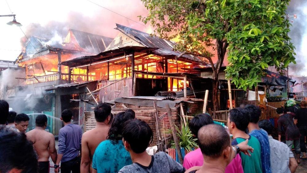 Damkar Makassar berupaya memadamkan dalam kebakaran di Jalan Regge 2, Kelurahan Rappokalling, Kecamatan Tallo, Makassar, Jumat (20/12) / Istimewa