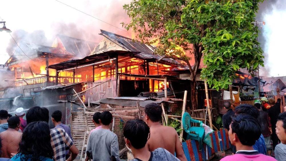 Damkar Makassar berupaya memadamkan dalam kebakaran di Jalan Regge 2, Kelurahan Rappokalling, Kecamatan Tallo, Makassar, Jumat (20/12) / Istimewa