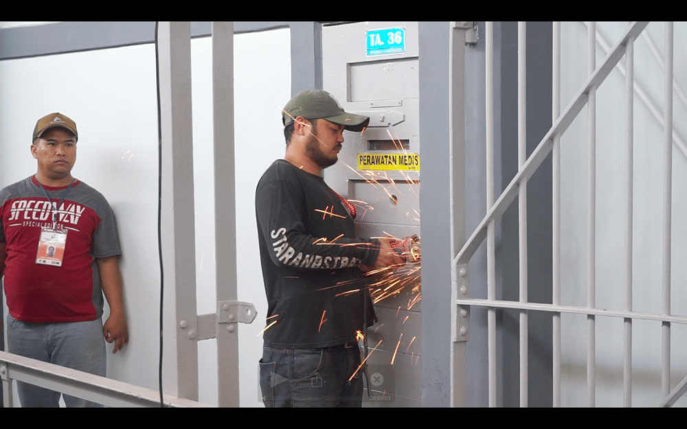 Petugas tengah membuka salah satu kamar di Lapas Sukamiskin yang dikunci dengan las (Istimewa)