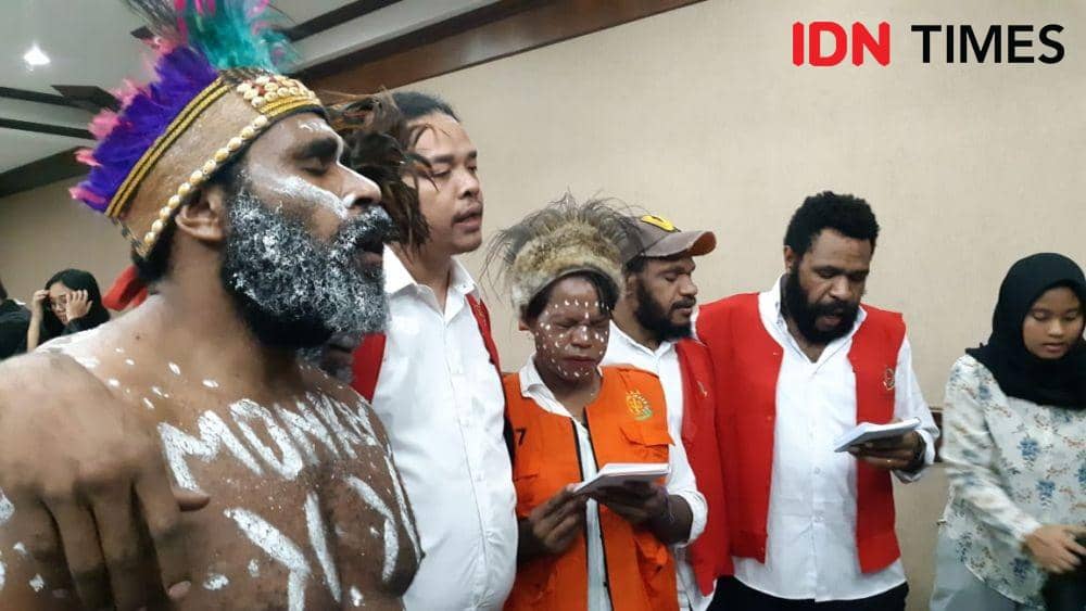 Enam aktivis Papua menjalani sidang dengan agenda pembacaan dakwaan di Pengadilan Negeri Jakarta Pusat (IDN Times/Margith Juita Damanik)