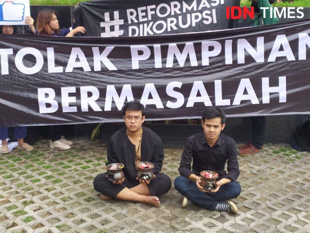 Aksi teatrikal ICW di depan Gedung KPK (IDN Times/Aldzah Fatimah Aditya)