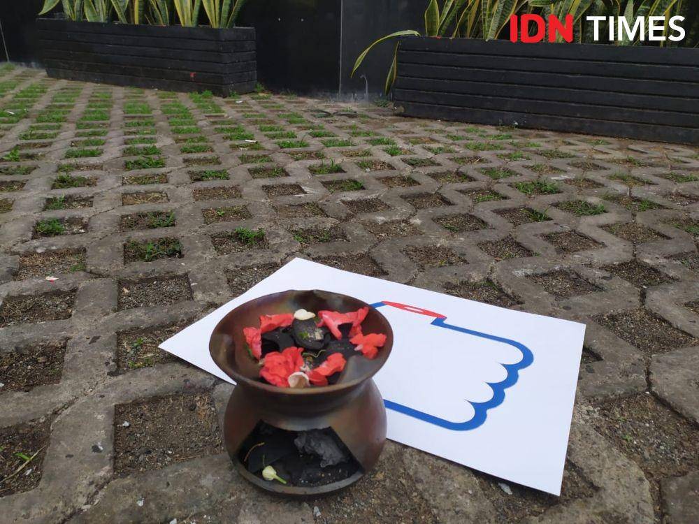 Aksi teatrikal ICW di depan Gedung KPK (IDN Times/Aldzah Fatimah Aditya)