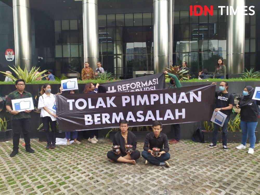 Aksi teatrikal ICW di depan Gedung KPK (IDN Times/Aldzah Fatimah Aditya)
