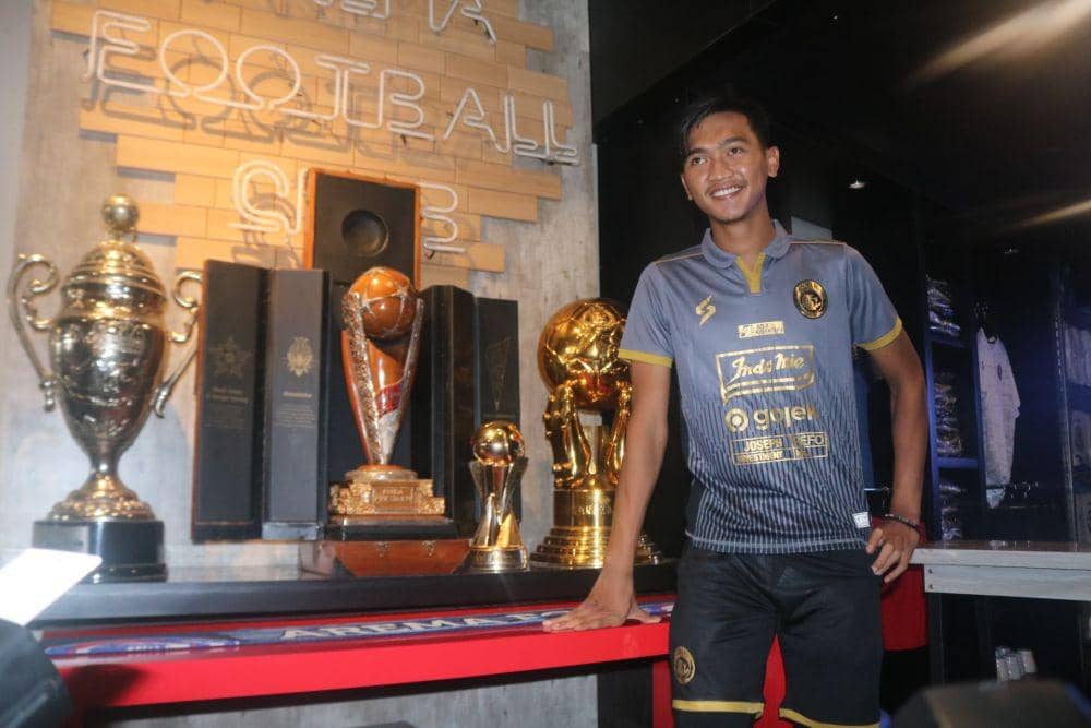 Jersey baru Arema FC itu bakal mulai digunakan saat turnamen pramusim. IDN Times/ Alfi Ramadana