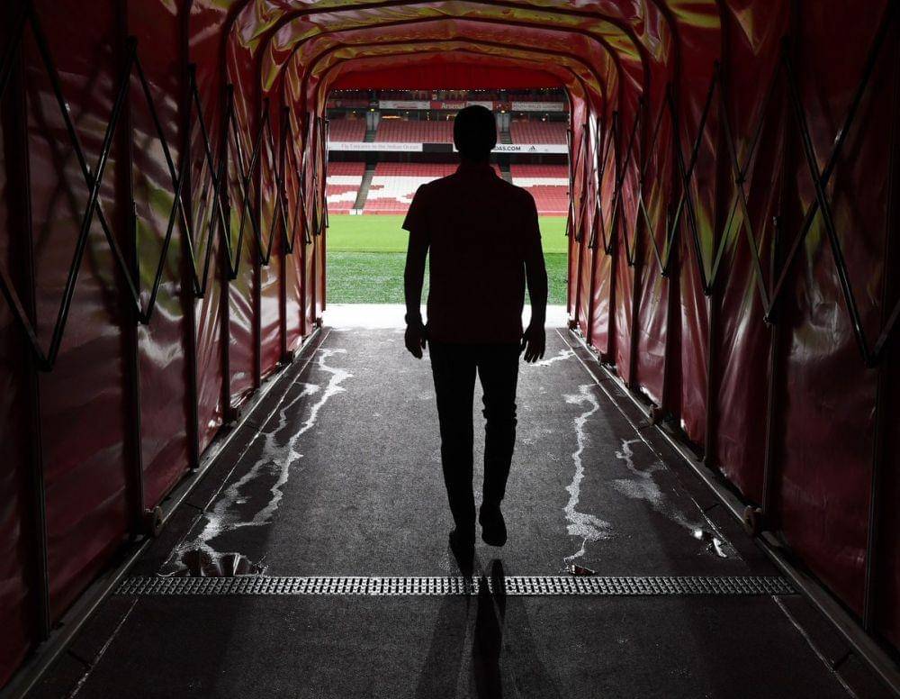 Mikel Arteta di lorong Emirates Stadium. Twitter/@Arsenal