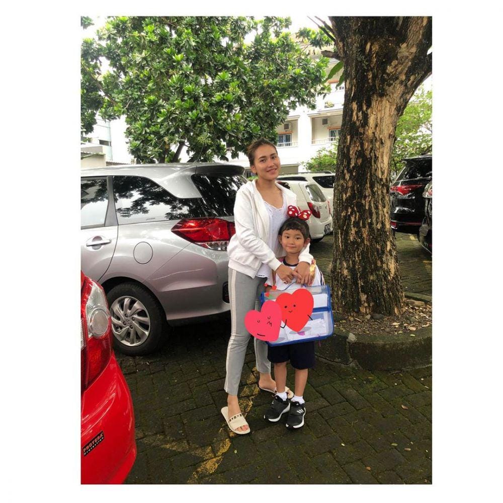 instagram.com/ayutingting92