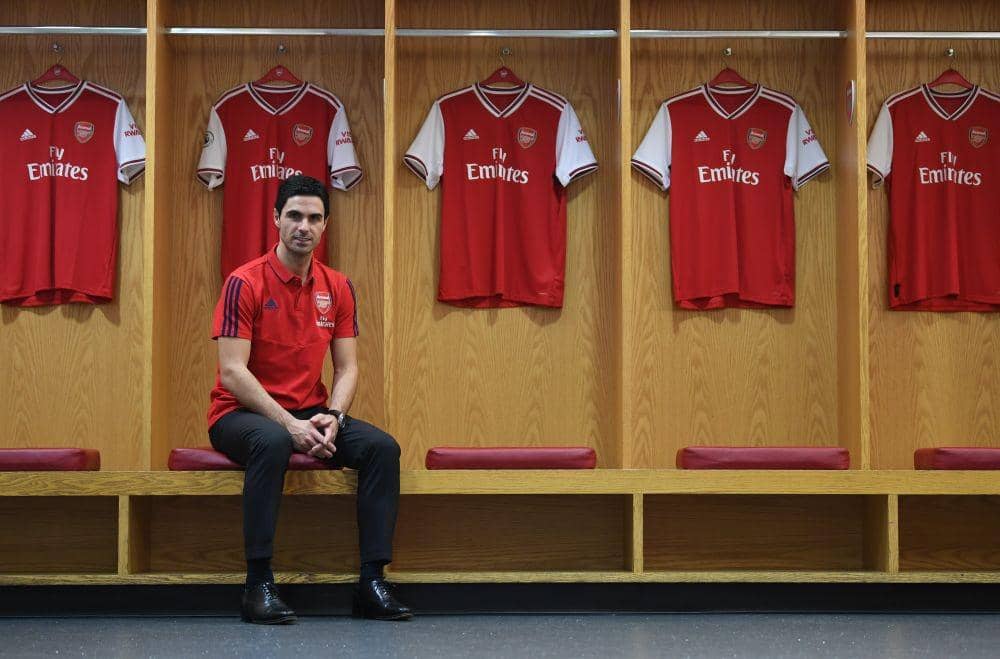 Mikel Arteta berpose di ruang ganti pemain Arsenal. Twitter/@Arsenal