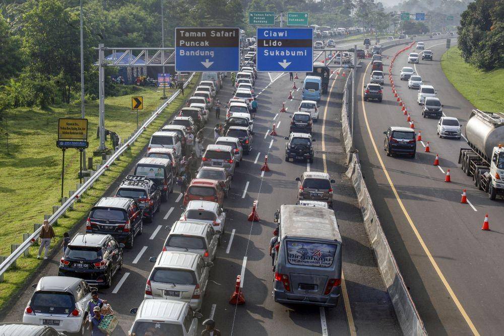 Jalur Puncak Bogor macet parah di musim liburan Natal dan Tahun Baru 2020. Polres Bogor memberlakukan rekayasa lalu lintas sistem buka tutup serta contraflow di Tol Jagorawi untuk mengurai kemacetan. (ANTARA FOTO/Yulius Satria Wijaya)