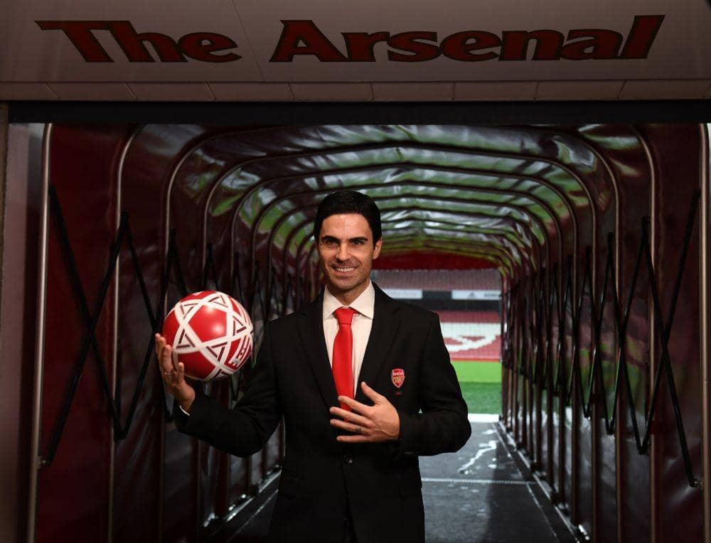 Mikel Arteta berpose di Emirates Stadium. Twitter/@Arsenal