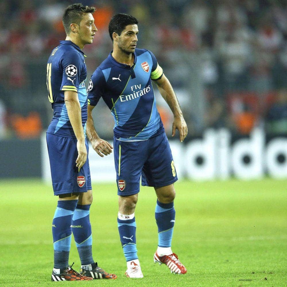 Mesut Ozil dan Mikel Arteta kala masih bersama sebagai pemain Arsenal. Twitter/@MesutOzil1088