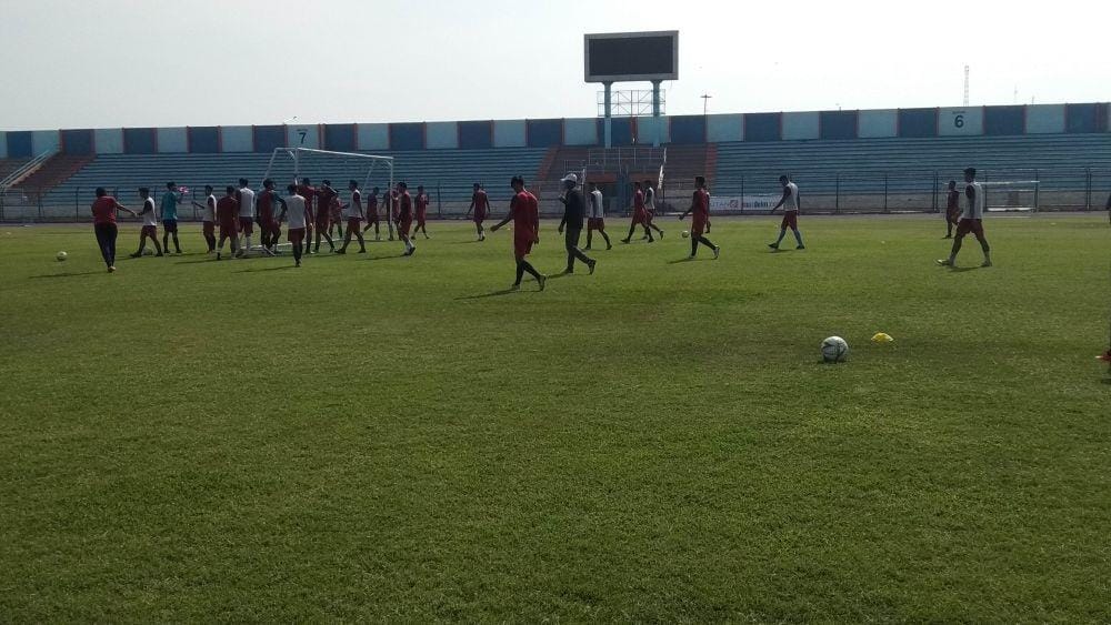 Pemain Persela Lamongan saat menjalani latihan di Stadion Surajaya Lamongan, Jumat (20/12). IDN Times/Imron