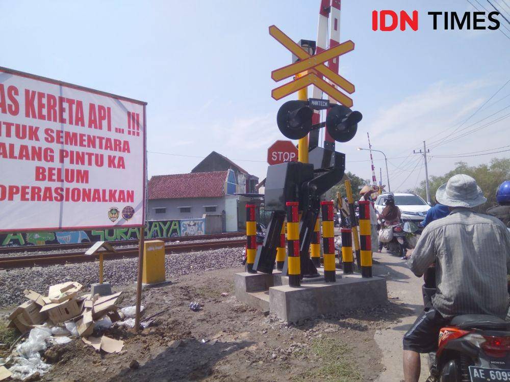 Perlintasan sebidang di jalur kereta api wilayah Desa/Kecamatan Mejayan, Kabupaten Madiun yang telah dilengkapi palang pintu. IDN Times/Nofika Dian Nugroho