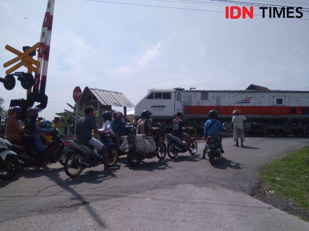 Sebuah kereta api sedang melintas di perlintasan sebidang yang masuk wilayah Desa/Kabupaten Madiun. IDN Times/Nofika Dian Nugroho