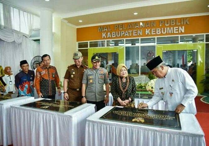 Bupati KH Yazid Mahfudz bersama Deputi Bidang Pelayanan Publik Kementerian PAN RB, Prof Dr Diah Natalisa MBA meninjau layanan Mal Pelayanan Publik usai peresmian, Jumat (20/12). Humas Pemkab Kebumen