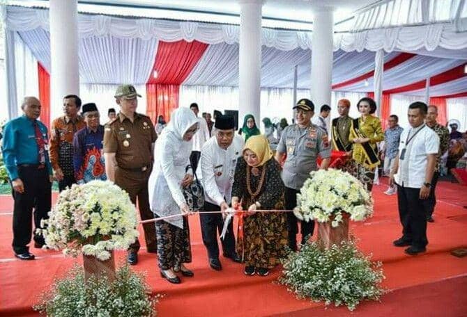 Bupati KH Yazid Mahfudz bersama Deputi Bidang Pelayanan Publik Kementerian PAN RB, Prof Dr Diah Natalisa MBA meninjau layanan Mal Pelayanan Publik usai peresmian, Jumat (20/12). Humas Pemkab Kebumen