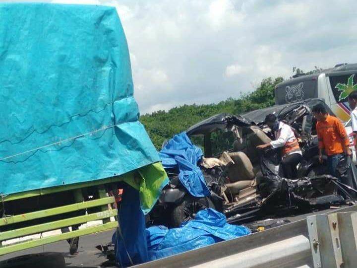 Minibus Isuzu Panter hantam truk di ruas Pematang Panggang-Kayuagung (IDN Times/Istimewa Polres OKI)