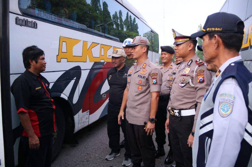 Kapolres Madiun AKBP Ruruh Wicaksono (kanan-depan) sedang memberi pengarahan kepada sopir bus di Terminal Caruban, Kabupaten Madiun. Dok.IDN Times/Istimewa