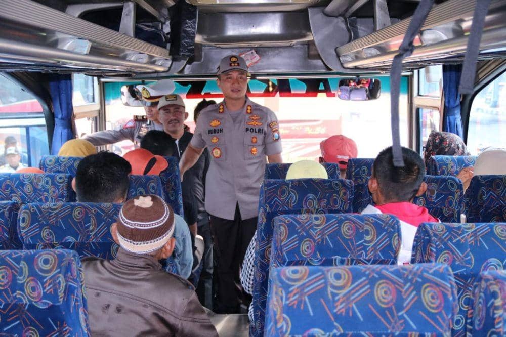 Kapolres Madiun AKBP Ruruh Wicaksono memberi himbauan kepada para penumpang bus yang berhenti di terminal Caruban. Dok.IDN Times/Istimewa