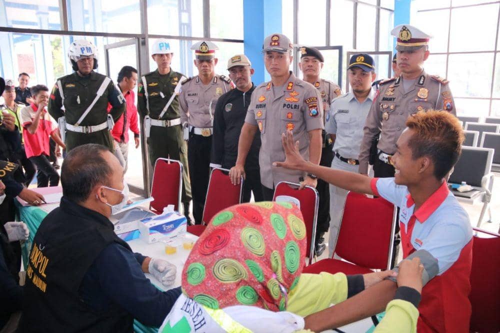 Kapolres Madiun AKBP Ruruh Wicaksono (tengah-depan) bersama pejabat di jajaran Polres Madiun sedang meninjau pemeriksaan kesehatan sopir. Dok.IDN Times/Istimewa