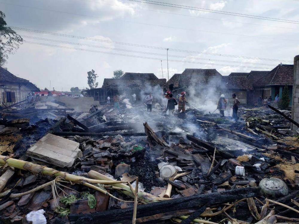 Petugas pemadam kebakaran Kabupaten Bojonegoro, berusaha memadamkan api. IDN Times/Istimewa