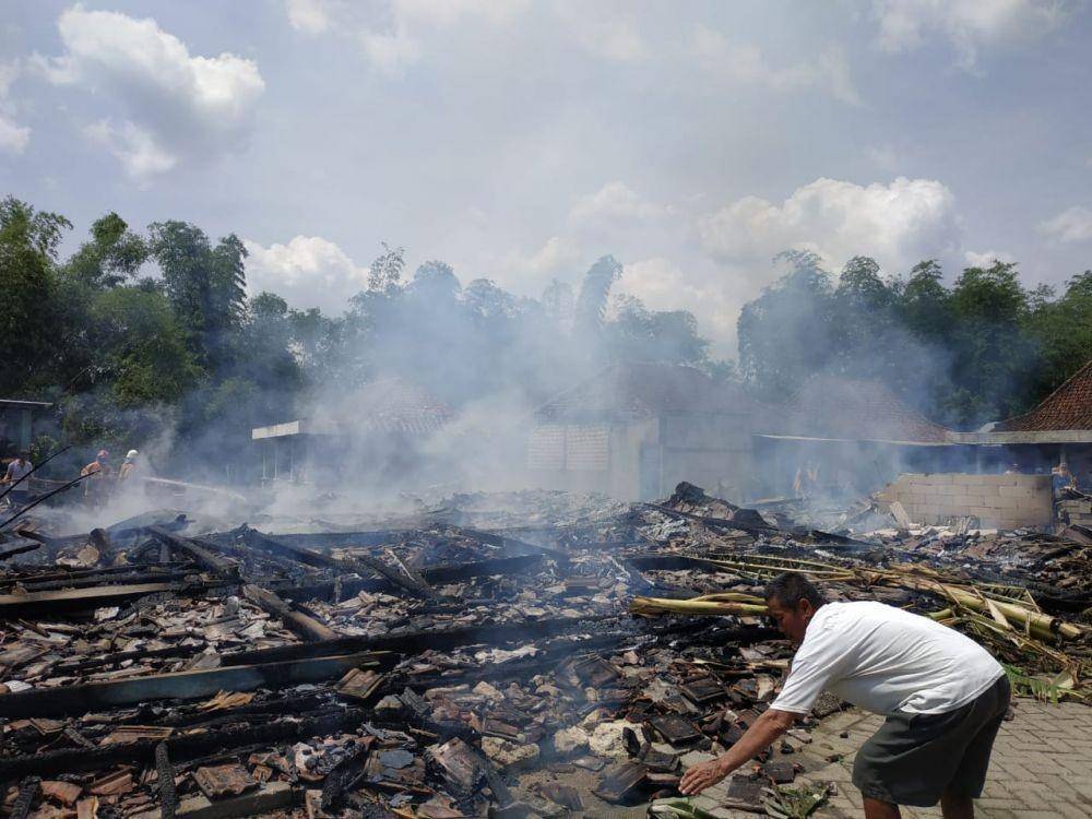 Kepulan asap sisa dari rumah yang terbakar masih terlihat. IDN Times/Istimewa
