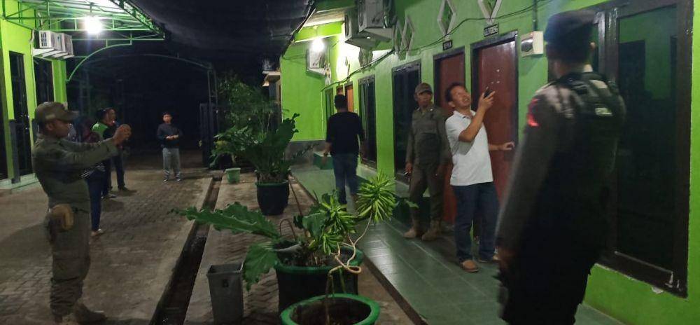 Petugas gabungan merazia sejumlah hotel di Kabupaten Tuban. IDN Times/Istimewa