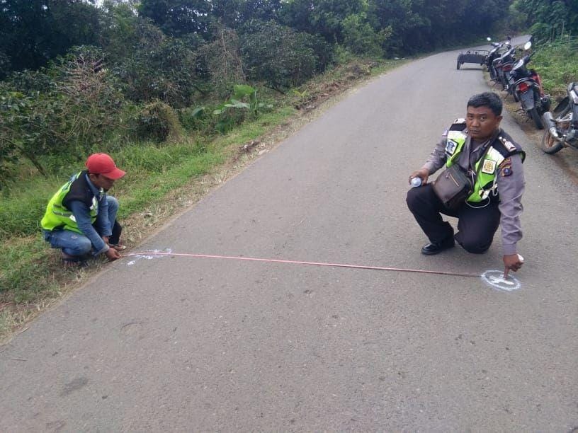 Polisi melakukan olah TKP kecelakaan maut di Simalungun (Dok.IDN Times/istimewa)