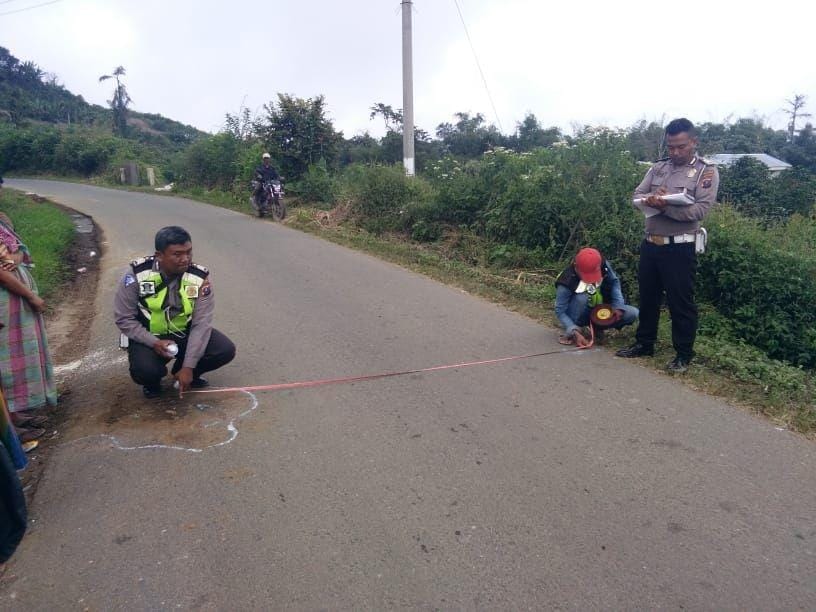 Polisi melakukan olah TKP kecelakaan maut di Simalungun (Dok.IDN Times/istimewa)
