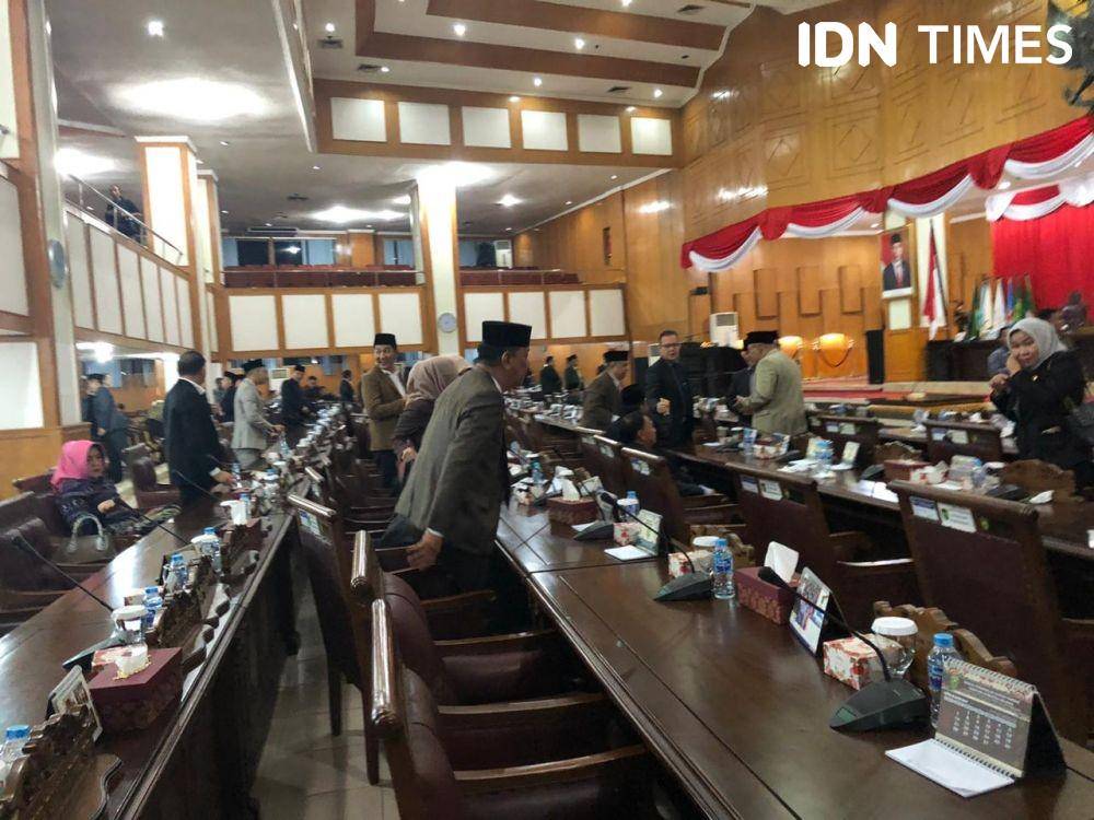 Suasana sidang hanya dihadiri oleh 35 anggota DPRD (IDN Times/Rangga Erfizal)