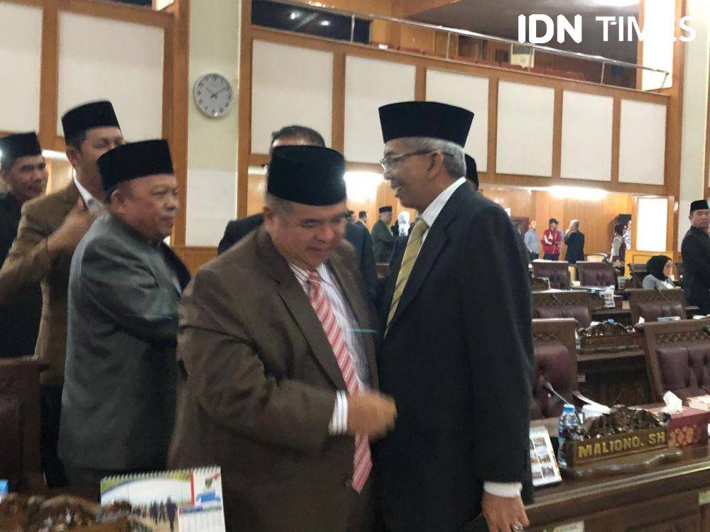 Wakil Gubernur Sumsel, Mawardi Yahya menyalami anggota DPRD yang hadir (IDN Times/Rangga Erfizal)