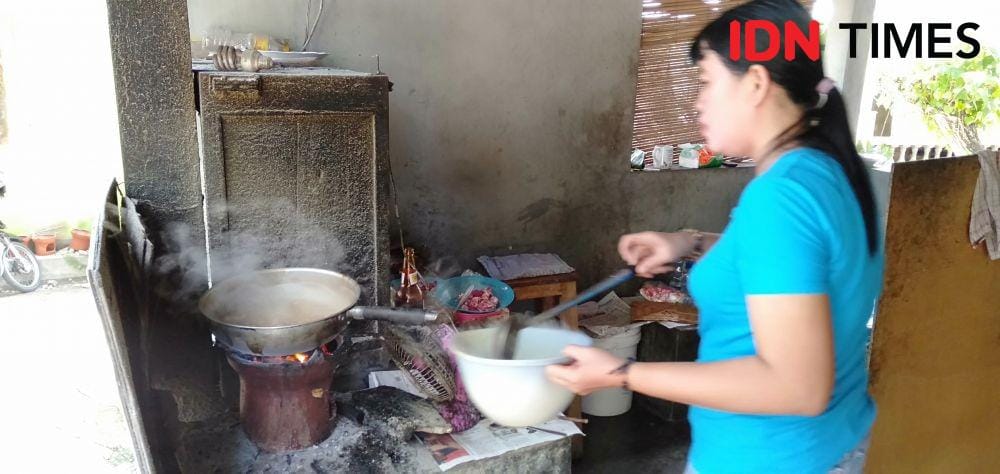 Giyanti sedang memasak gulai kepala di rumah makan sate kambing Pak Jo. IDN Times/Daruwaskita