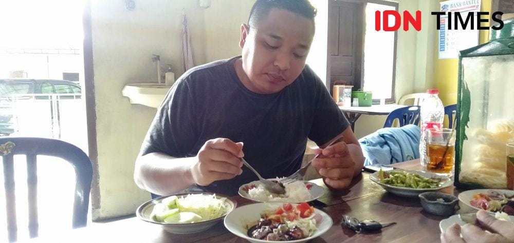 Bimo salah satu wisatawan asal Jakarta yang pensaran olahan daging kambing Pak Jo