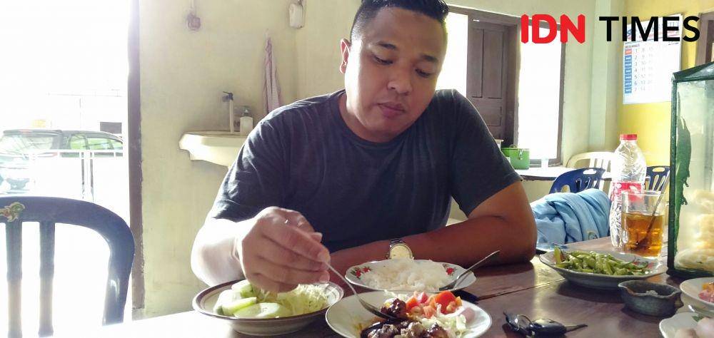 Wisatawan asal Jakarta, Bimo yang penasaran olahan daging kambing di rumah makan sate Pak Jo. IDN Times/Daruwaskita