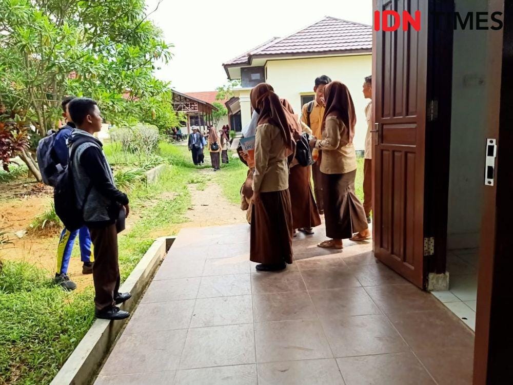 Para siswa dan siswi di SMKN 2 PPU yang menyambut suka cita atas dihapusnya UN (IDN Times/ Ervan Masbanjar)