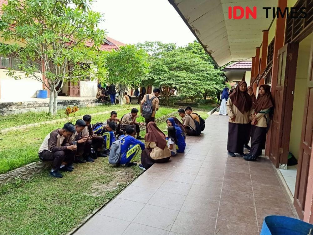 Para siswa dan siswi SMKN  2 PPU ketika menunggu hasil ujian semesternya (IDN Times/Ervan Masbanjar)