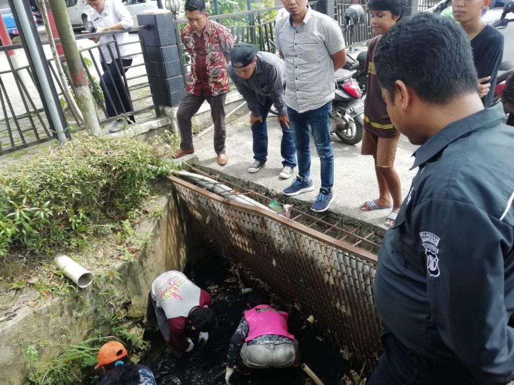 Warga dan polisi menelusuri kembali parit yang diduga jadi tempat Yusuf terseret (Dok.IDN Times/Istimewa)