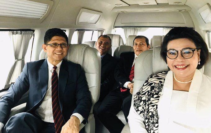 (Pimpinan jilid IV berada satu mobil menuju ke pelantikan pimpinan baru di Istana) www.twitter.com/@LaodeMSyarif