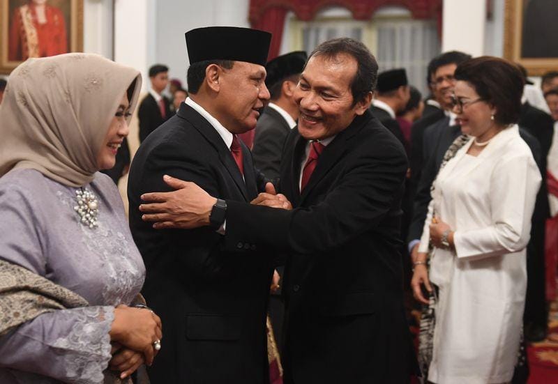 (Wakil Ketua KPK jilid IV Saut Situmorang bersalaman dengan Firli Bahuri) ANTARA FOTO/Akbar Nugroho Gumay