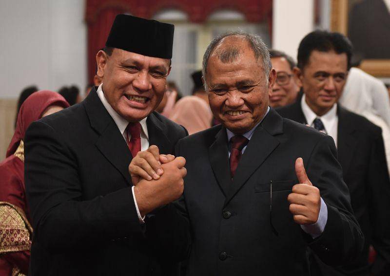 (Dua pimpinan KPK Agus Rahardjo dan Firli Bahuri memberi salam komando) ANTARA FOTO/Akbar Nugroho Gumay