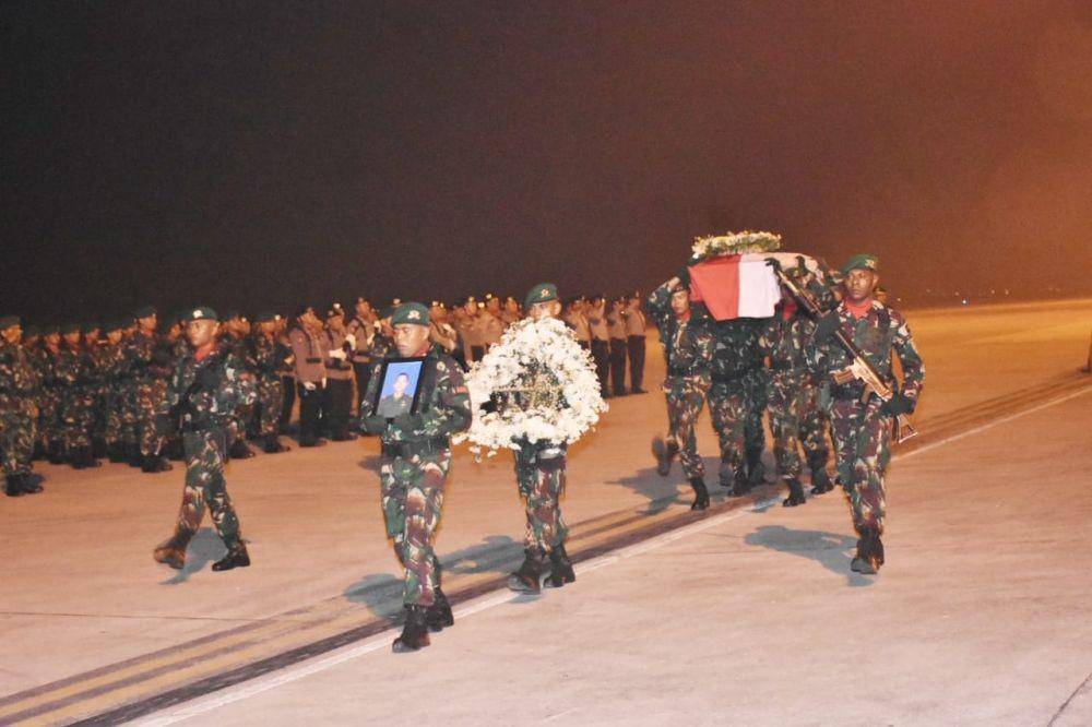 Jenazah Lettu Erizal Zuhri Sidabutar disambut upacara militer saat tiba di Bandara Kualanamu, Deliserdang, Kamis (19/12) malam (dok Pendam I/BB)