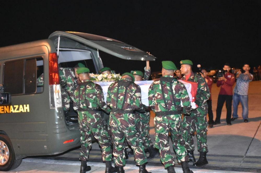Jenazah Lettu Erizal Zuhri Sidabutar disambut upacara militer saat tiba di Bandara Kualanamu, Deliserdang, Kamis (19/12) malam (dok Pendam I/BB)