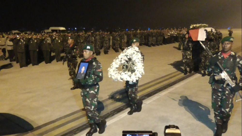 Jenazah Lettu Erizal Zuhri Sidabutar disambut upacara militer saat tiba di Bandara Kualanamu, Deliserdang, Kamis (19/12) malam (Istimewa)