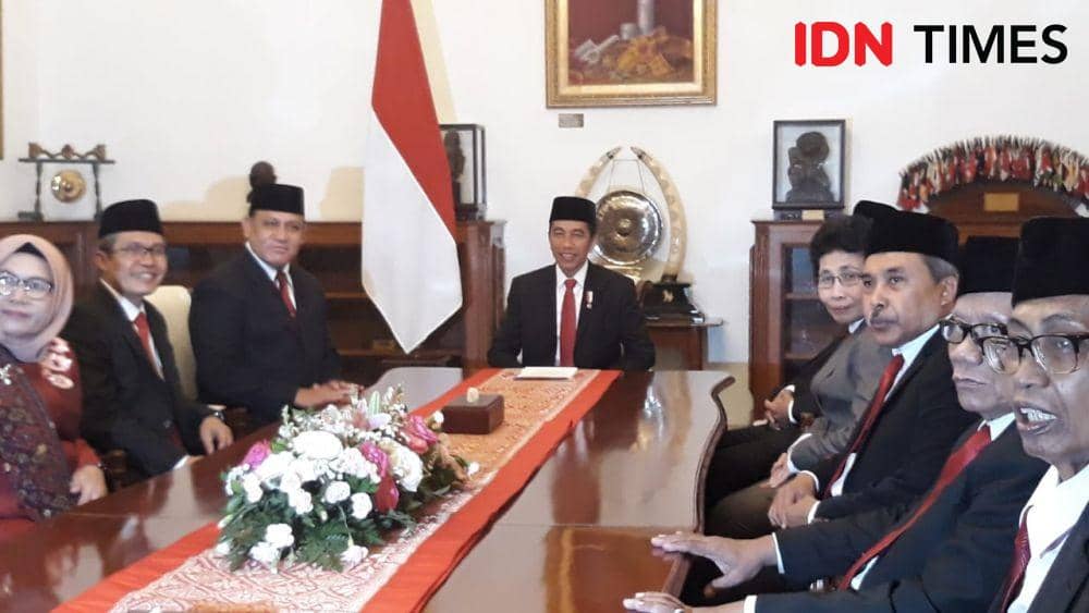 Presiden Jokowi bertemu dengan dewan pengawas dan pimpinan KPK periode 2019-2023, di Istana Merdeka, Jakarta Pusat, Junat 20 Desember 2019 (IDN Times/Teatrika Handiko Putri)