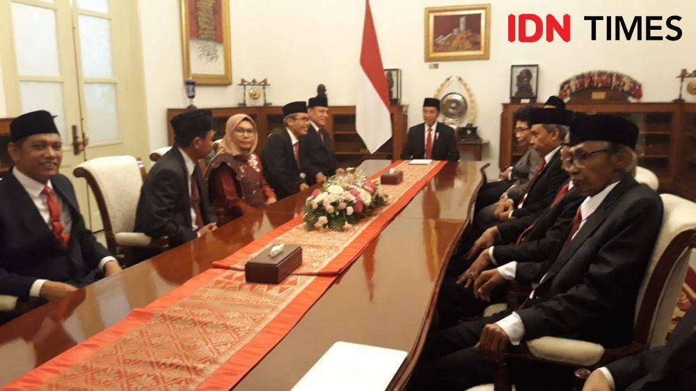 Presiden Jokowi bertemu dengan dewan pengawas dan pimpinan KPK periode 2019-2023, di Istana Merdeka, Jakarta Pusat, Junat 20 Desember 2019 (IDN Times/Teatrika Handiko Putri)