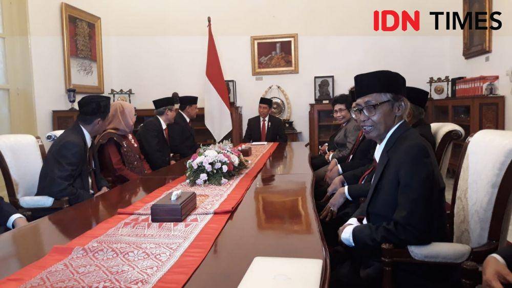 Presiden Jokowi bertemu dengan dewan pengawas dan pimpinan KPK periode 2019-2023, di Istana Merdeka, Jakarta Pusat, Junat 20 Desember 2019 (IDN Times/Teatrika Handiko Putri)